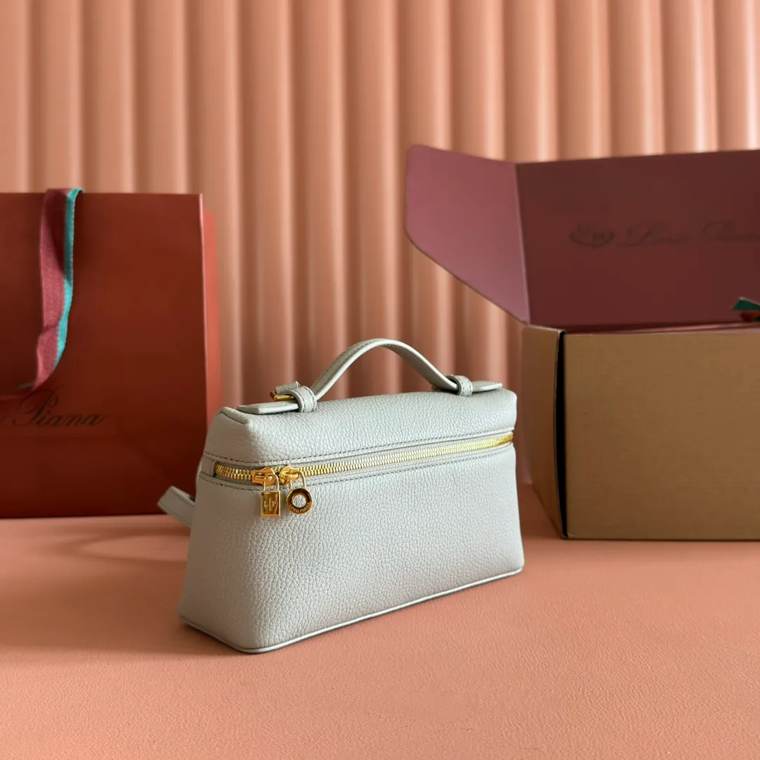 p1160💋💋💋【Original leather configuration counter complete set of packaging】 𝐋𝐨𝐫𝐨 𝐏𝐢𝐚𝐧@ Extra pocket L19 series handbag/crossbody bag, all steel, the most comfortable life is the undefined life, just like loro The material design of pian@ does not require complicated design styles. The simple and soft outline is elegant and durable, like an exquisite cosmetic case, which perfectly balances appearance and functionality. The leather is delicate and feels as soft as butter. The small bag has a large capacity. It is not only portable with a thin shoulder strap, but can also be worn cross-body. Sisters who have a special liking for minimalist style can buy it. It is simple and versatile. The simpler, the more different. Stars and Instagram celebrities are all planting it. There are two sizes of 19 cm and 27 cm. One is exquisite and casual, and the other is elegant and grand. Size: Small: length 19×width 7×height 12cm (